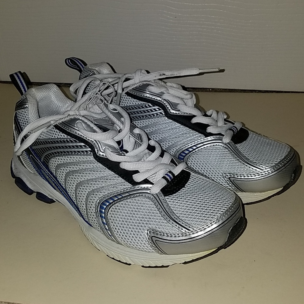 Woman's Tennis Shoes size 7